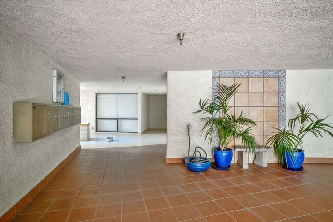 Building Photo - Malaga Cove Beauty