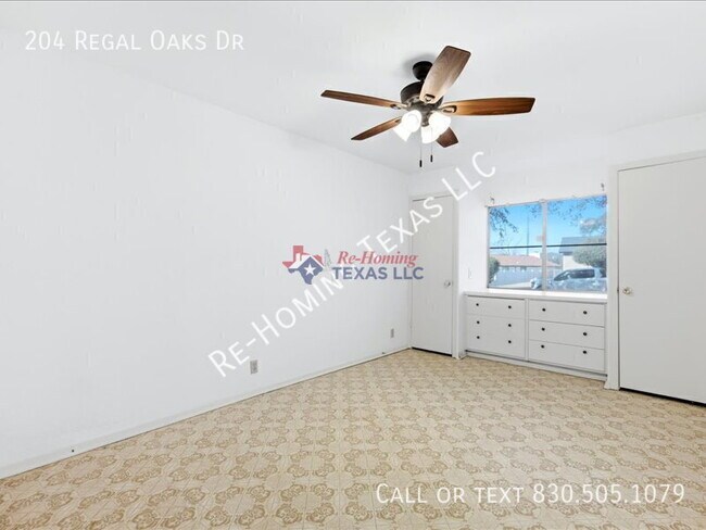 Building Photo - 204 Regal Oaks Dr