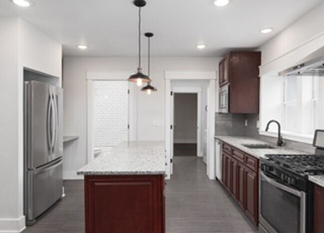 Building Photo - 1620 14th Ave N
