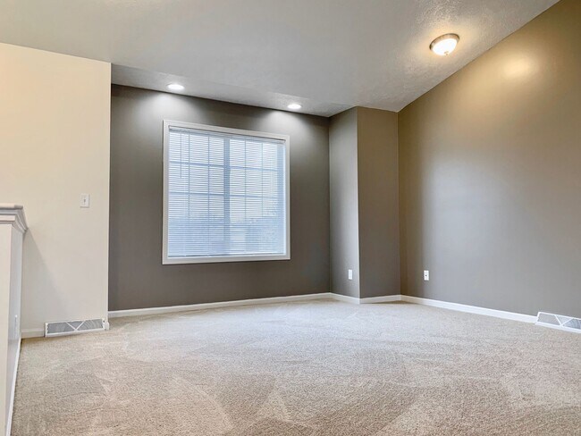 Building Photo - Four Bedroom Home in Kentwood