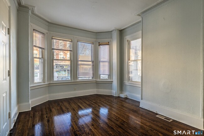 Building Photo - 1995 Main St