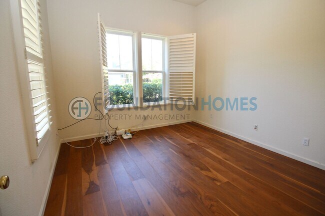 Building Photo - Rare 5BD Corner Lot Home in Hamilton Southgate — Soaring Ceilings & Hardwood Floors - FOUNDATION