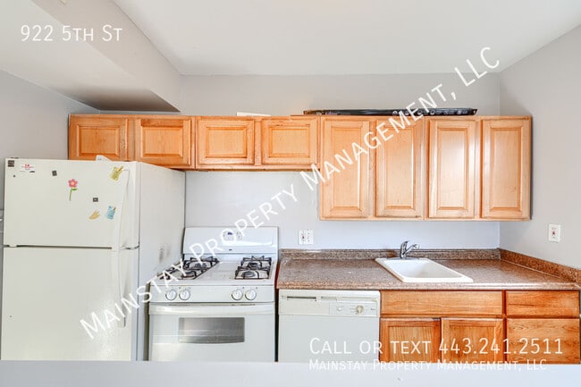 Building Photo - 922 5th St