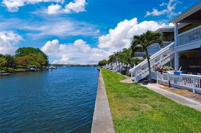 Building Photo - 3889 Pompano Dr SE