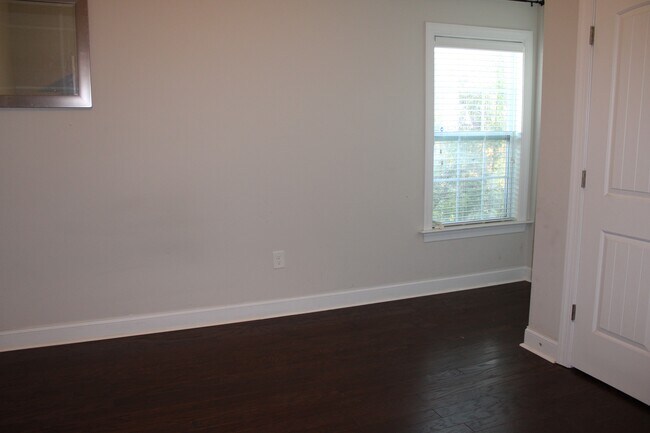 Building Photo - 241 Vinewood Pl