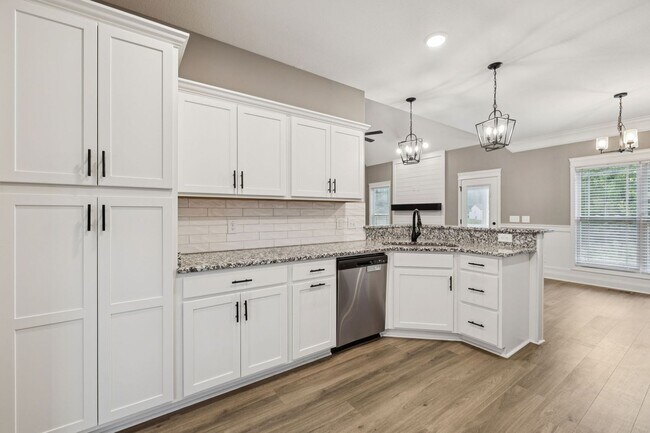 Building Photo - 3 Bedroom 2 1/2 Bathroom Home!!