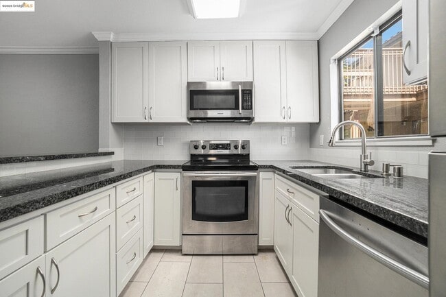 Building Photo - 1122 S Villa Way