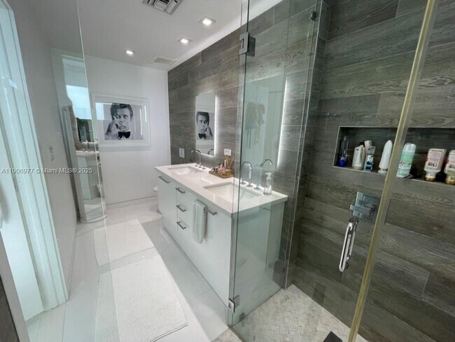 Building Photo - 900 Biscayne Blvd