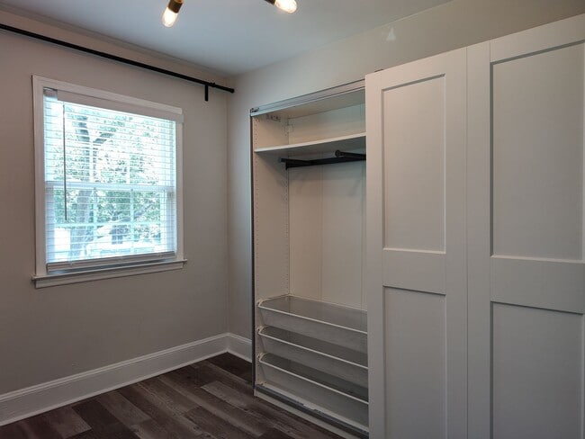 Building Photo - Move-in ready Ranch Style Home Located in ...