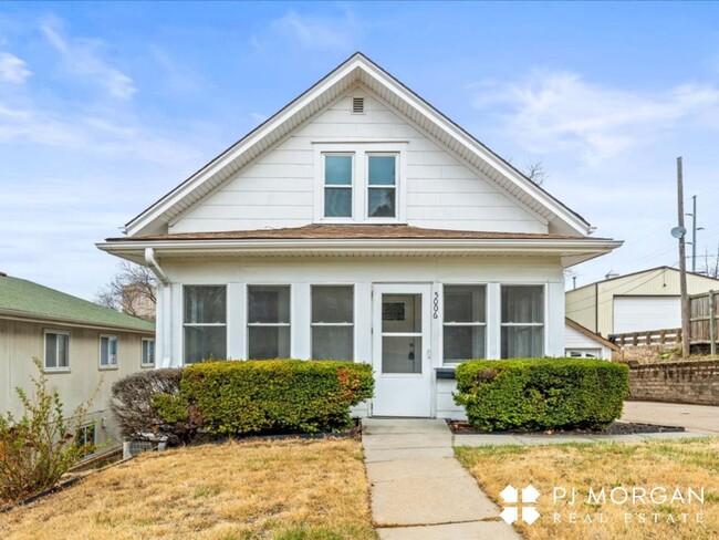 Building Photo - 3 bedroom 2 bath house in midtown! RENTAL ...