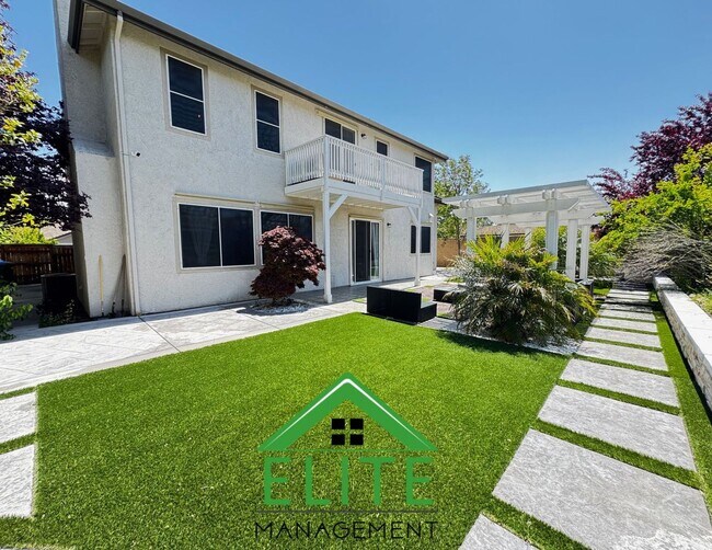 Building Photo - Scenic View Balcony and Beautiful 4-Bedroo...