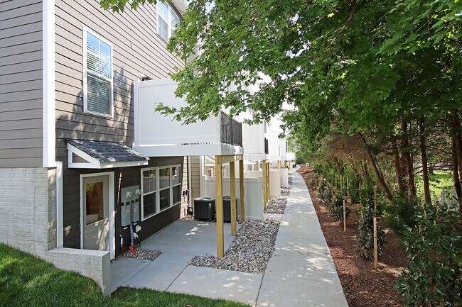 Building Photo - End-Unit Crozet Townhome - Dog-Friendly!