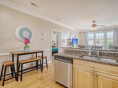 Building Photo - This exquisite condo boasts breathtaking o...