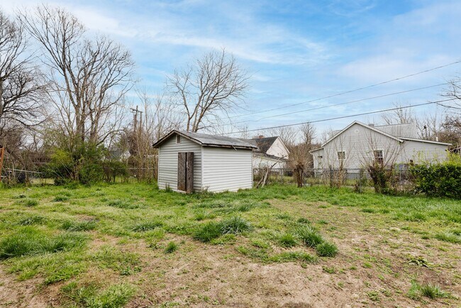 Building Photo - 22 E 7th St