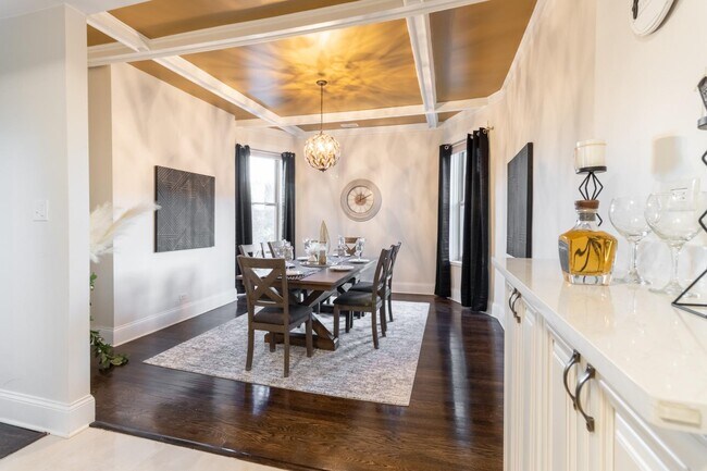 Building Photo - 5536 S King Dr