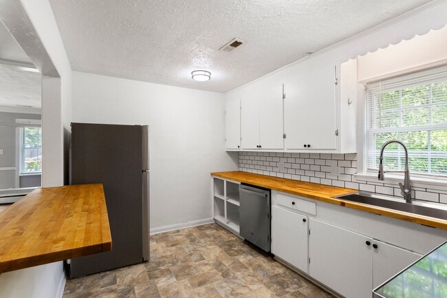 Building Photo - Charming Renovated 3-Bedroom Home in River...