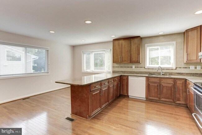 Building Photo - 11821 Charen Ln