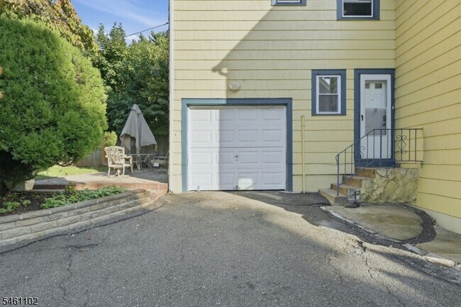 Building Photo - 271 Fuller Terrace