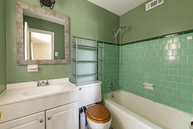 Building Photo - 4936 Springhill Dr