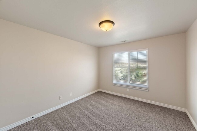 Building Photo - Stunning 3 bed 2 bath Condo in Pleasant Grove
