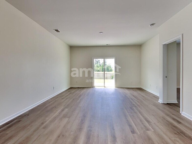 Building Photo - 303 Squire Pope Rd