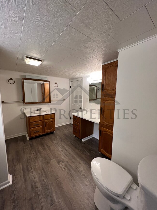 Building Photo - Lee6-8