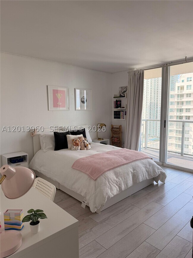 Building Photo - 1155 Brickell Bay Dr
