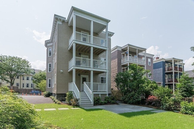 Building Photo - 17 Standish St