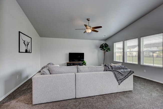 Building Photo - 4 bed 2 bath home for rent