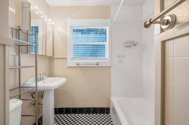 Building Photo - 937 E 52nd St