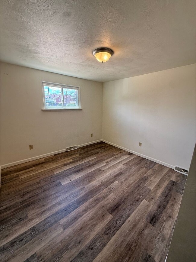 Building Photo - 2 Bedroom 1 Bathroom Apartment For Rent!