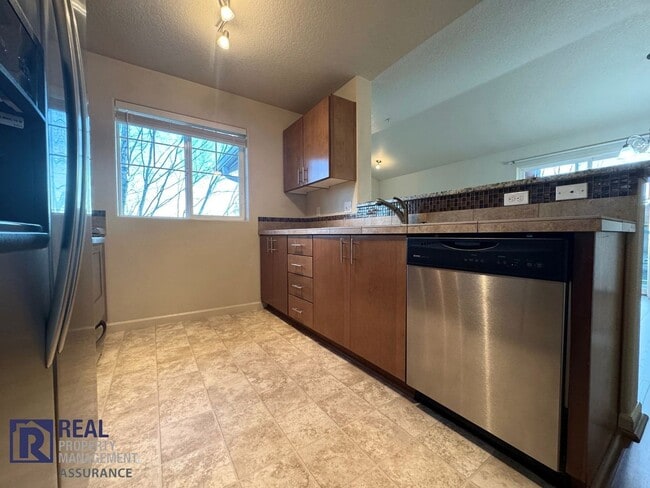 Building Photo - Beautiful 3 Bedroom With Utilities Included! MOVE IN READY!