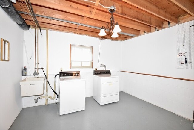 Building Photo - Available November 1st - updated 3 bed, 2....