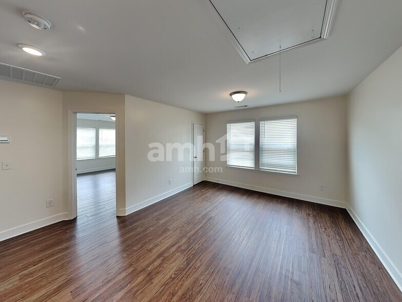 Building Photo - 4992 Chutney Dr