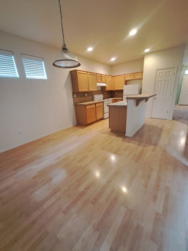 Building Photo - 3 BEDROOM - AC - move in ready Hillsboro