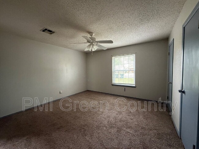 Building Photo - 615 Cumberland Dr