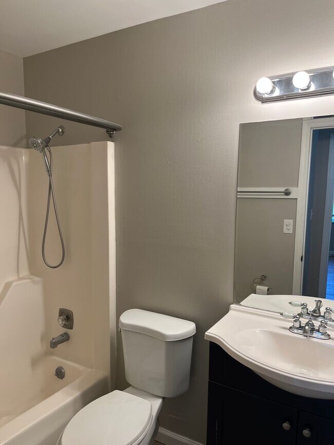 Building Photo - 2 Bedroom/1 Bath in Soulard - Washer+Dryer in Unit!