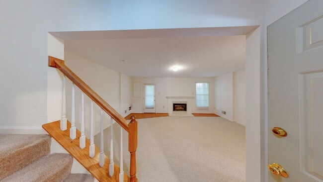 Building Photo - READY TO GO 3 LVL - 3 bed + 2 full and 2 half bath TH