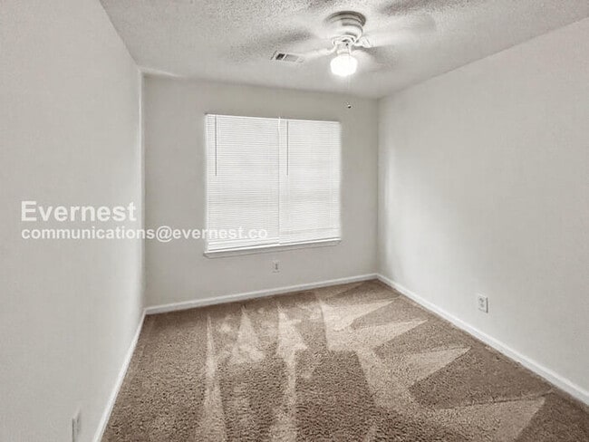 Building Photo - 3 Bed, 1.5 Bath Townhome with Fenced Yard / Pet-Friendly / Coming Soon!