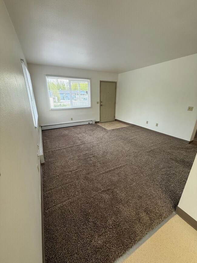 Building Photo - 2 BD, 1 BA Apartment Nestled Back on a Culd-de-Sac