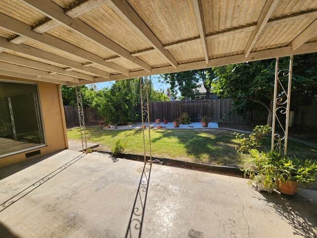 Building Photo - 2912 Notre Dame Dr