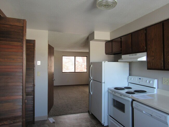 Building Photo - Centrally Located 2 Bedroom w/ Central Air