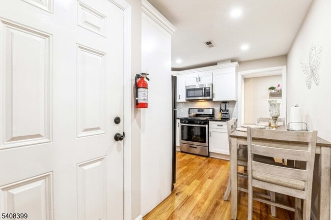 Building Photo - 604 N 8th St