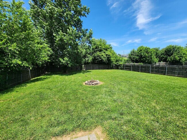 Building Photo - 3 Bed 2 Bath Amazing Home!