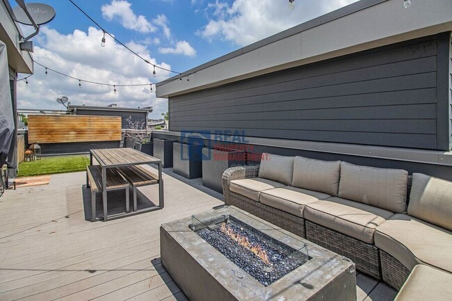 Building Photo - 2349 Decatur St