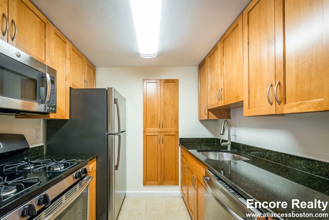 Building Photo - 8 Sherman Rd