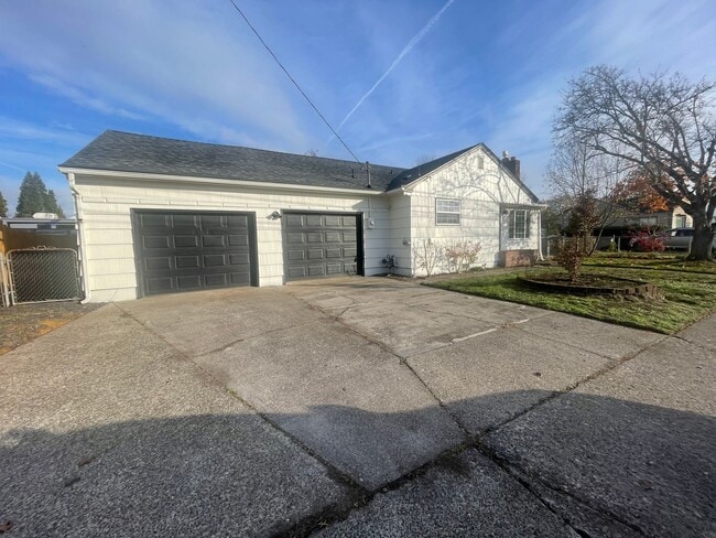 Building Photo - Charming 3 Bedroom Home Lebanon Home with Large Fenced Yard! **$500.00 Off First Full Month's Ren...