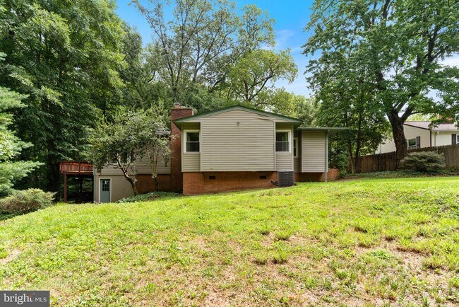Building Photo - 2206 N Taft St