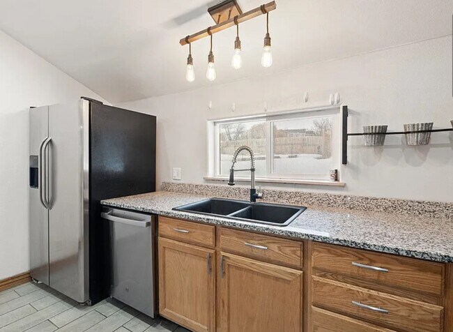 Building Photo - 471 W Elm St