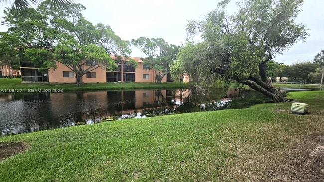 Building Photo - 305 Lakeview Dr